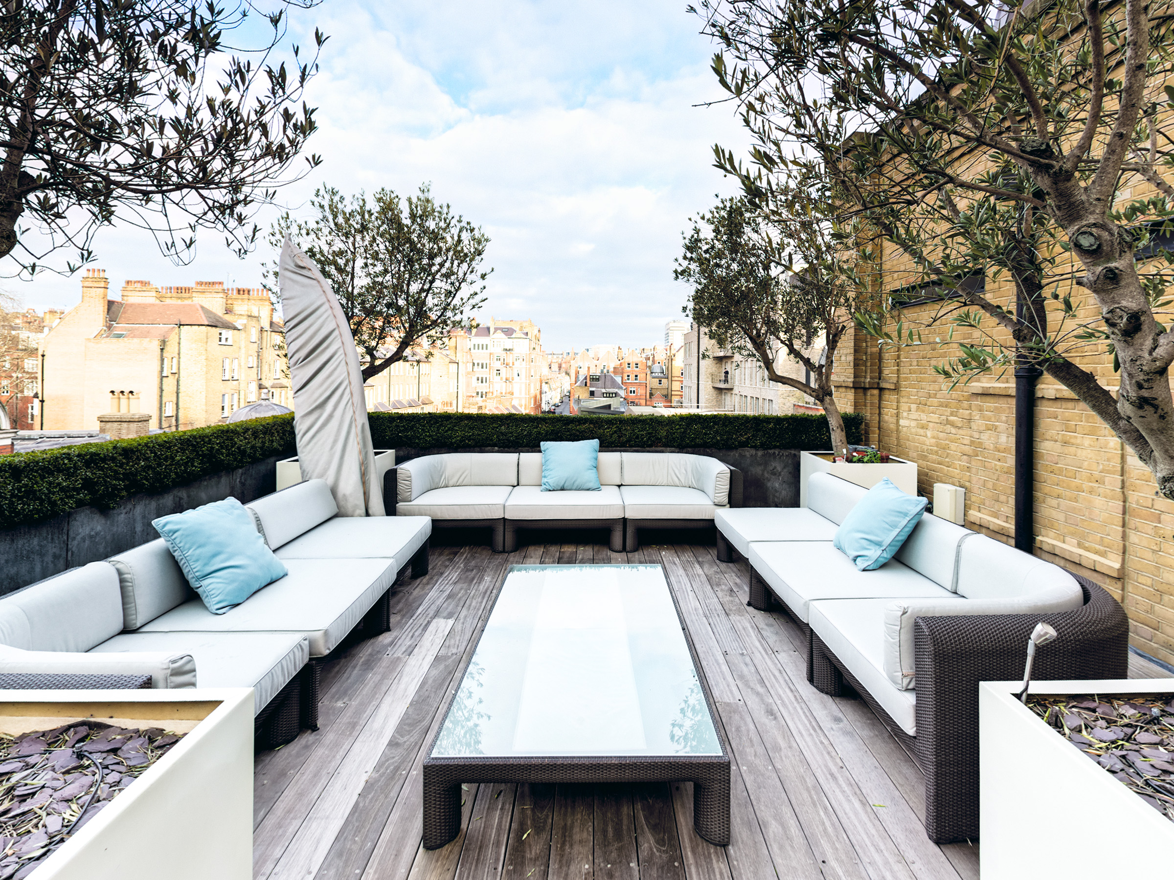 15 Sloane Square, Hero